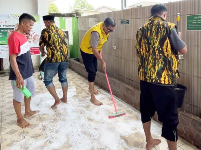 Parisman Ikhwan Turun Langsung Dukung PP AMPG Bersihkan 100 Masjid di Riau